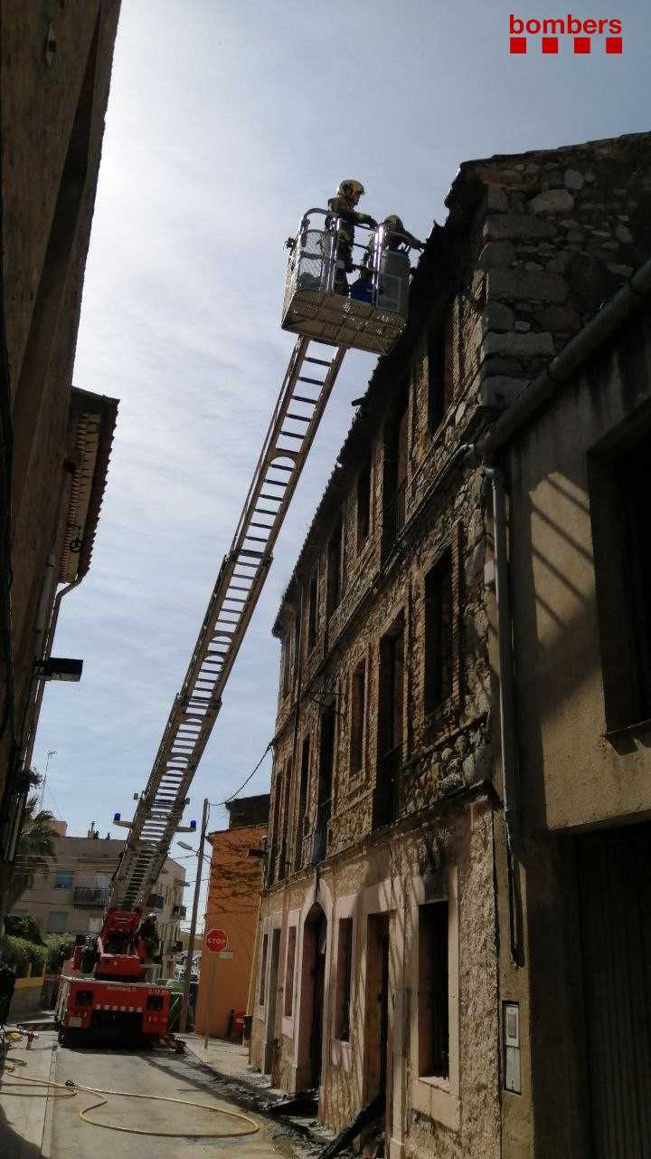 Incendi en un edifici de la Jonquera