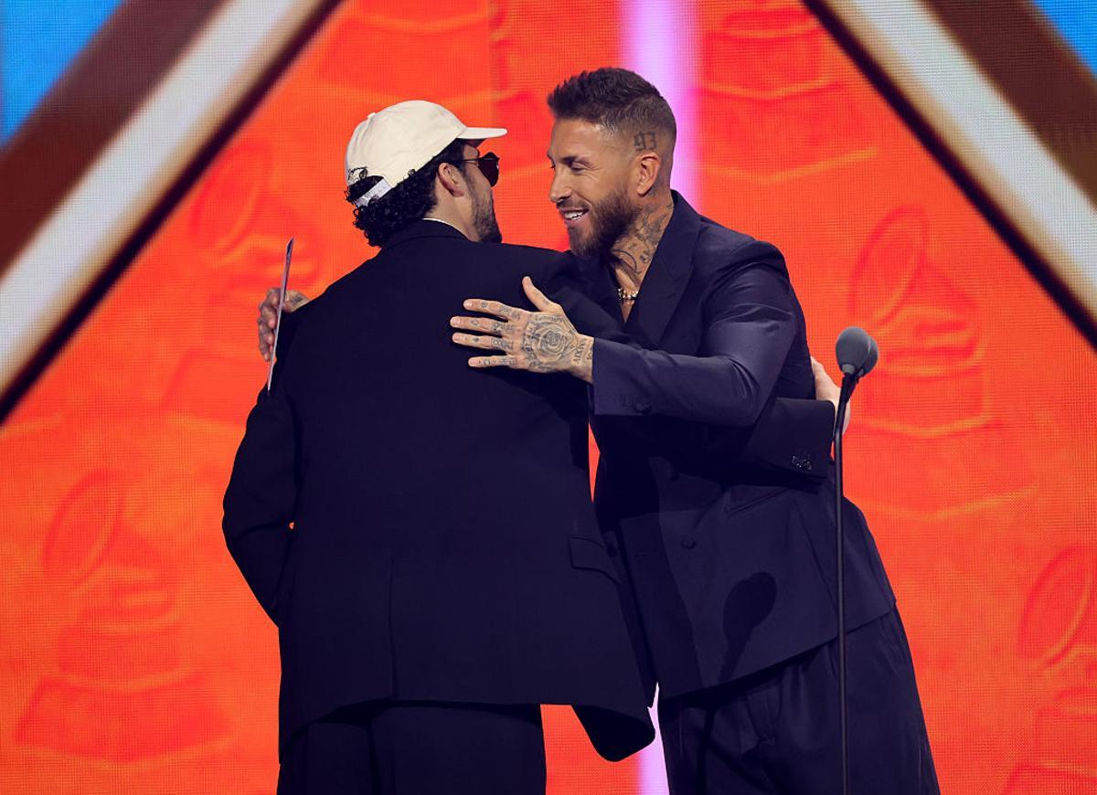 Sergio Ramos, entregando un Latin Grammy a Bad Bunny