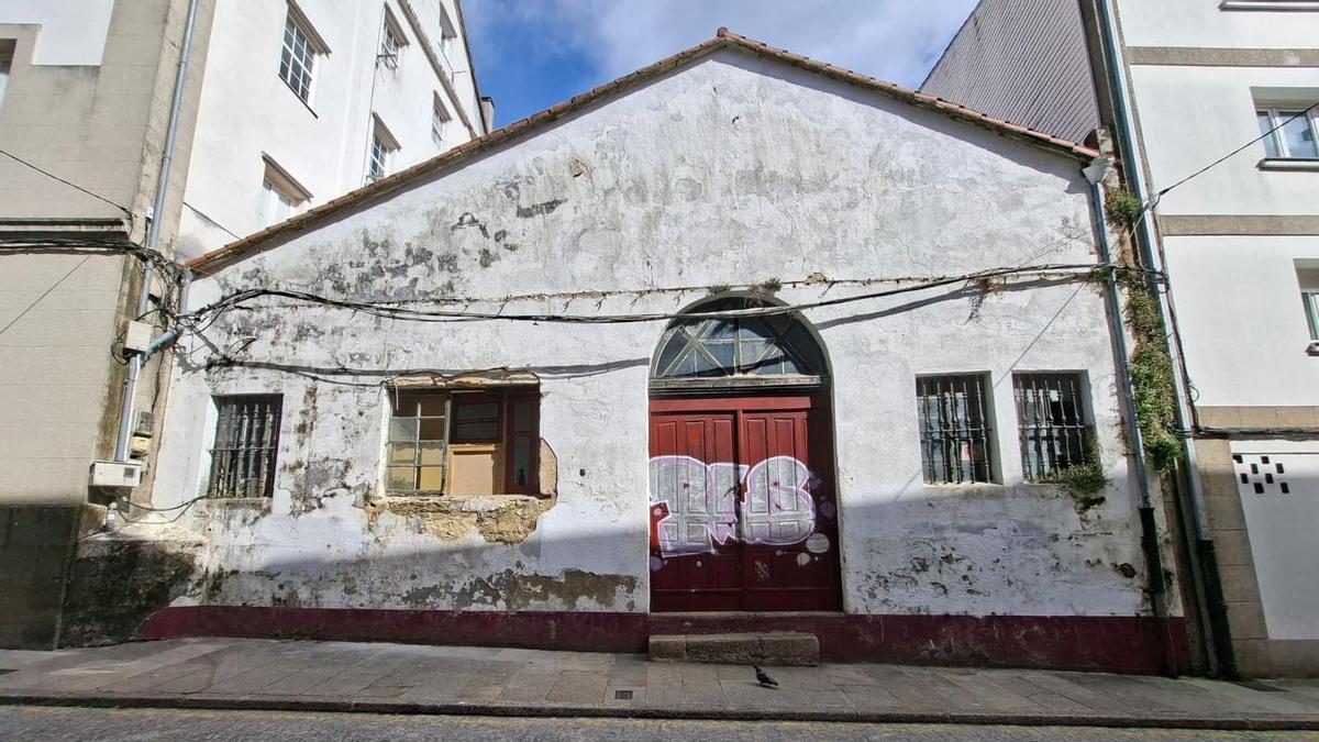 Un grupo de jóvenes okupa la antigua nave de la fontanería Félix Aldea, en el barrio de Sar