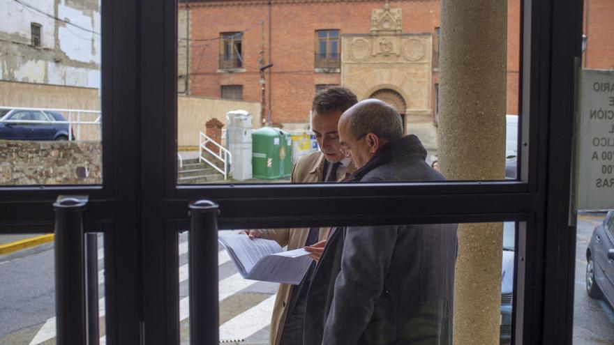 El alcalde Luciano Huerga con el abogado Tomás Omañas a las puertas del juzgado.