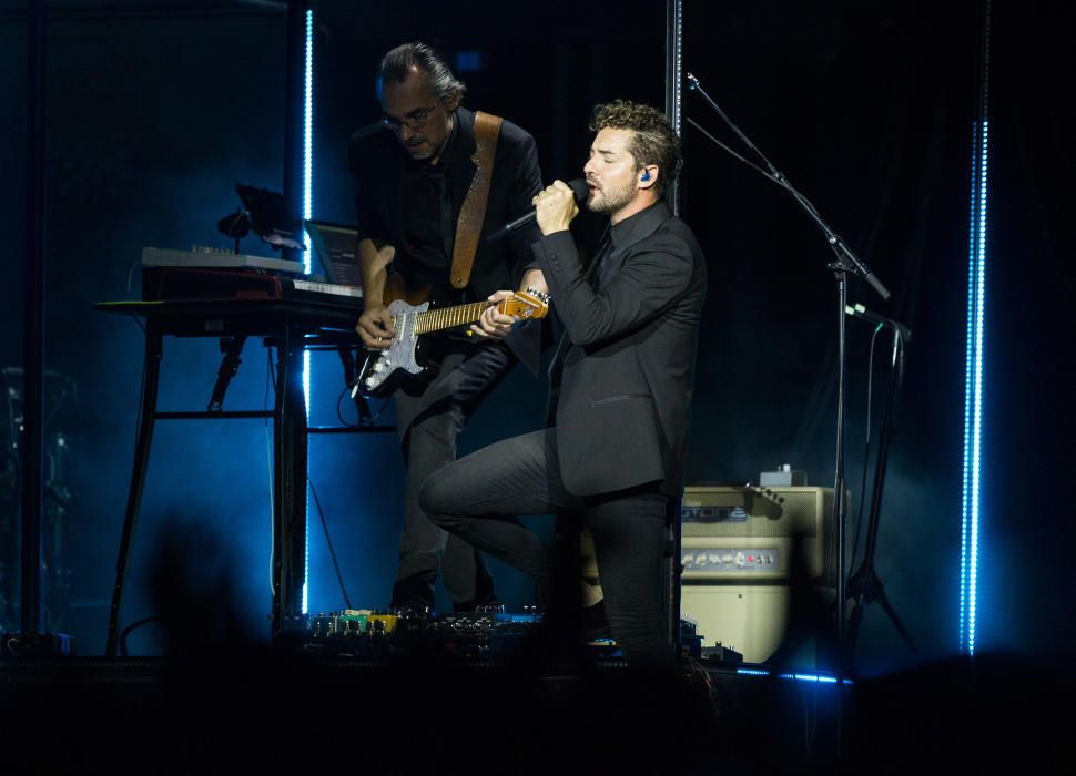 El almeriense inauguró los conciertos de verano de la provincia en una abarrotada Plaza de Toros.