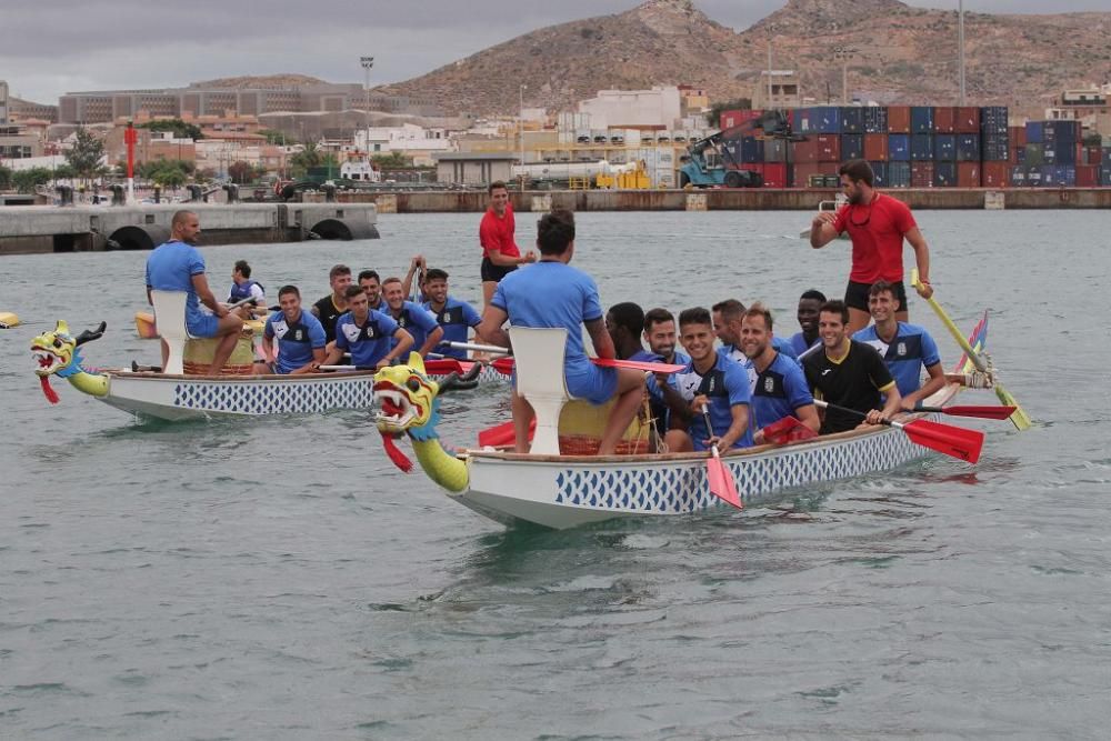 Los jugadores del FC Cartagena en el Club de Regat