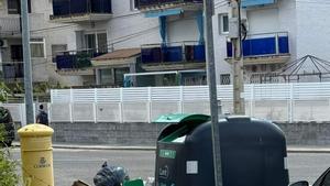 Contenedores llenos de basura en Cunit