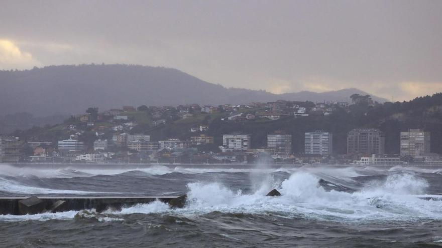 Hallan un cadáver en el mar cerca de la playa de Salinas