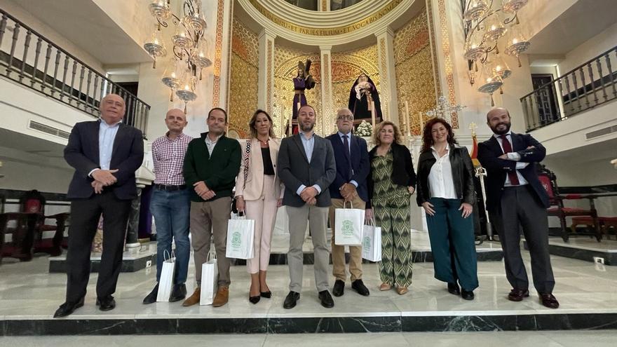 Los responsables del Clínico y de la archicofradía, en la Basílica de la Esperanza.