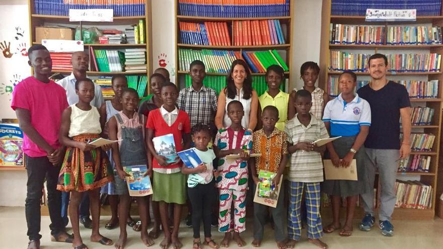 Pilar Caro, en el centro, con algunos de los niños recuperados por la ONG.