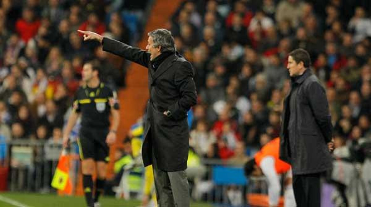 Mourinho celebra el gol de Kaká davant de la banqueta del Vila-real i un jugador li llança una ampolla d’aigua.