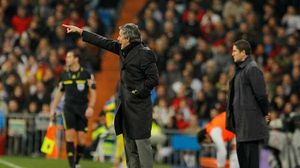 Mourinho celebra el gol de Kaká davant de la banqueta del Vila-real i un jugador li llança una ampolla d’aigua.