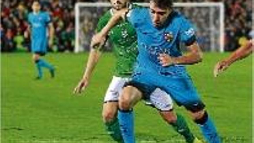 Les imatges del Villanovense-Barça d&#039;anit. A?dalt, el defensa Marc Bartra disputa la pilota amb el futbolista local Elías. A baix a l&#039;esquerra, el gironí Gumbau observa des d&#039;un segon pla com Kaptoum protegeix la pilota. A?la dreta, Munir, que va ser un dels jugadors més actius dels barcelonistes, intenta una incursió cap a l&#039;àrea contrària.