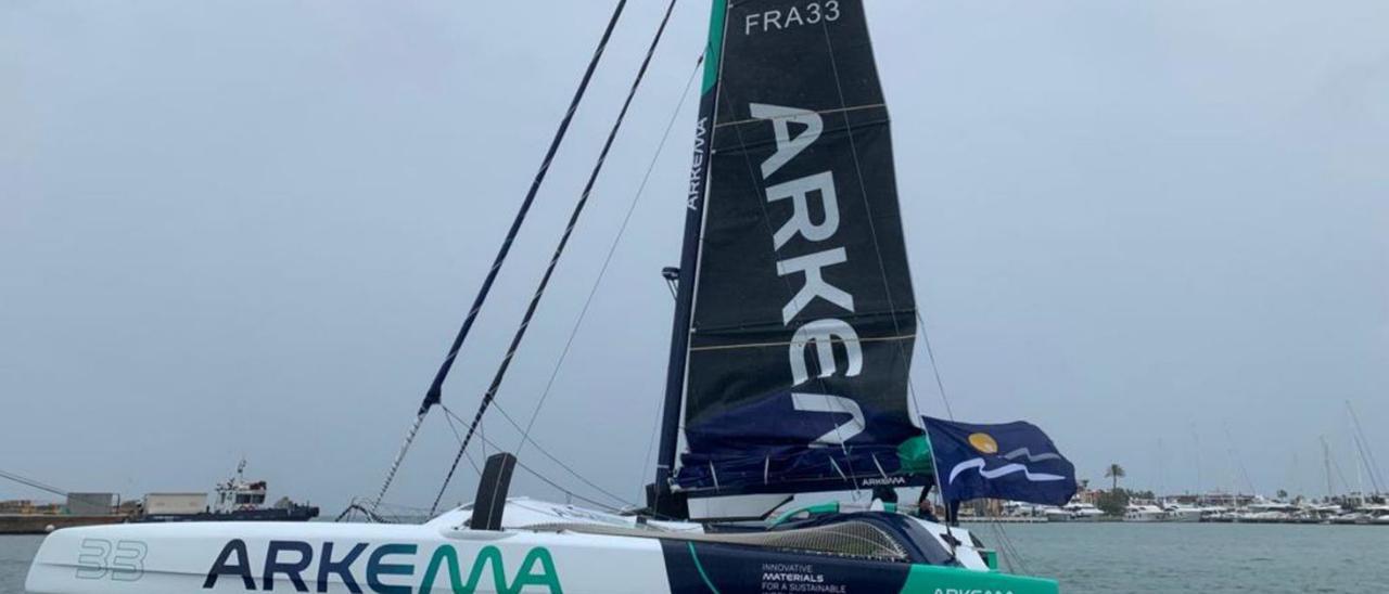 El trimarán Arkema, ayer listo para la travesía entre Sant Antoni y Dénia. | MARINA DÉNIA