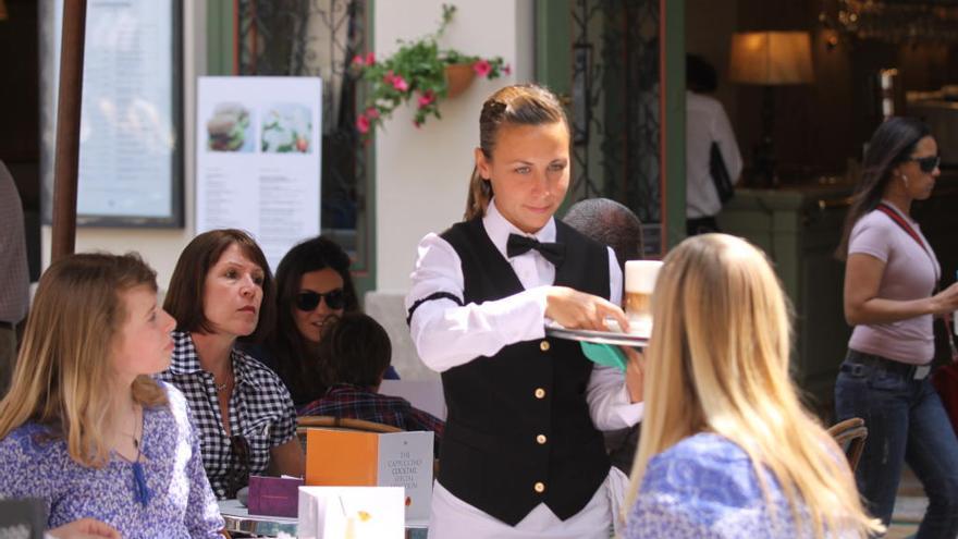 Kellnerin bei der Arbeit in Palma.