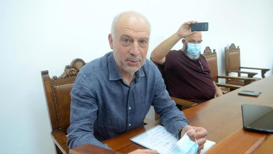 El alcalde de Catoira exhibe justificantes para defender la gestión de la ayuda millonaria perdida