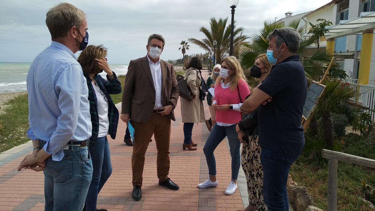 Marta Barrachina encabezó la visita del PP al poblado de Torre la Sal.