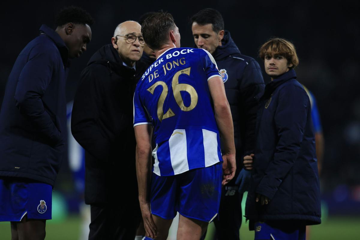 Luuk De Jong se retira lesionado de la rodilla