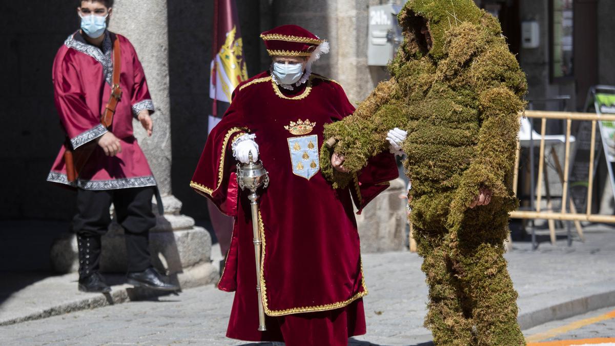 Escena de la simbólica celebración de los Hombres de Musgo de Béjar en el Corpus de este 2021.