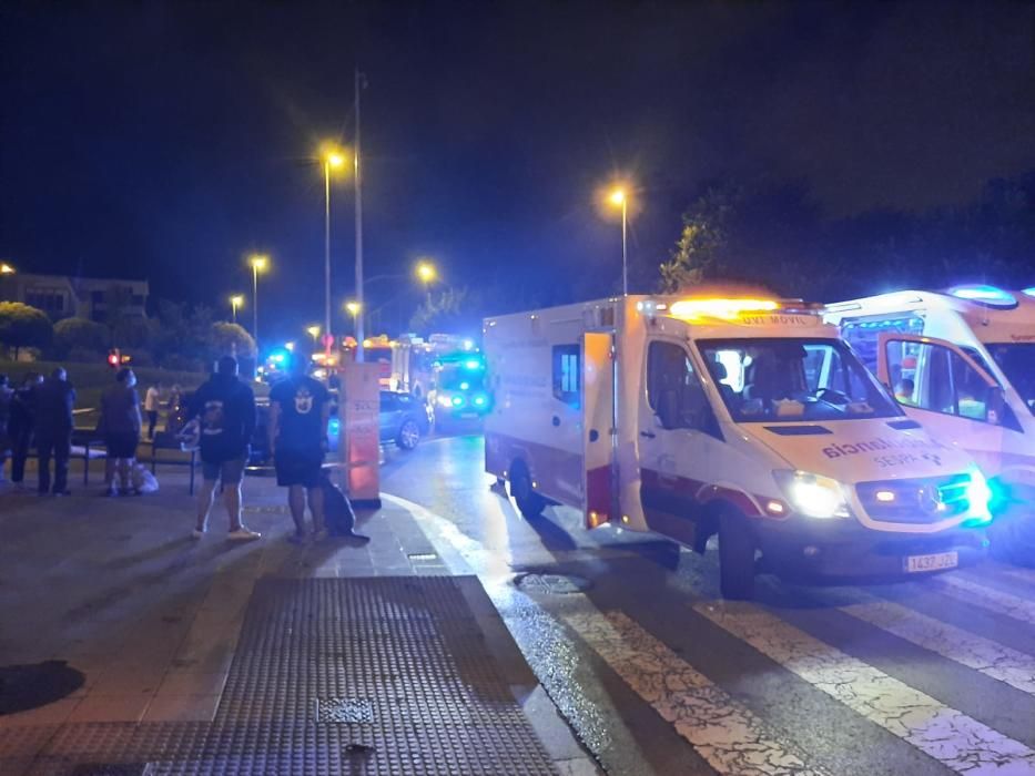 Aparatoso accidente entre dos coches en Gijón