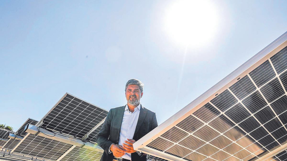 Joaquín Mas Belso, director general de Enercoop, en la planta solar de El Realengo en Crevillent.