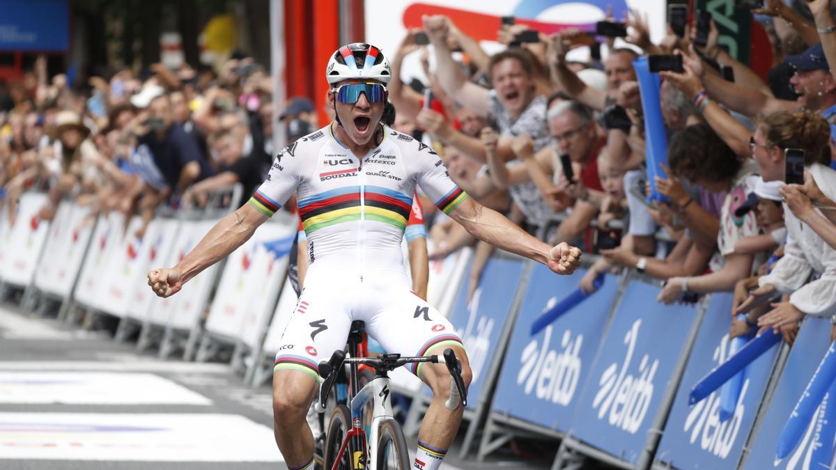 Remco Evenepoel en su victoria en la Clásica de San Sebastián ante Pello Bilbao.