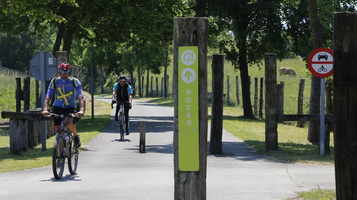 Ciclistas por la senda verde de La Camocha.