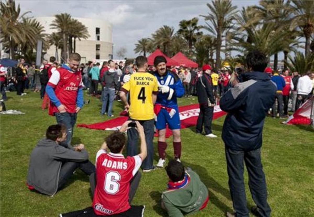 Els fans anglesos es diverteixen a les zones habilitades per l’ajuntament hores abans del decisiu partit.