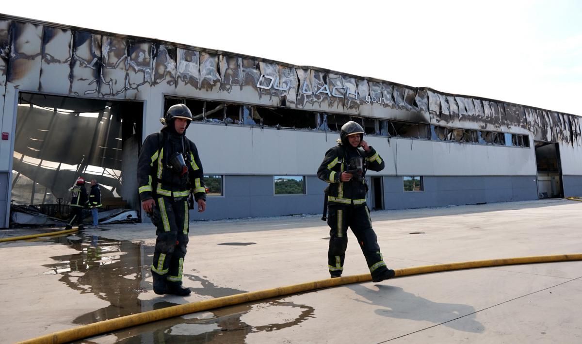 Un incendio arrasa una fábrica de muebles de baño en Villa del Río