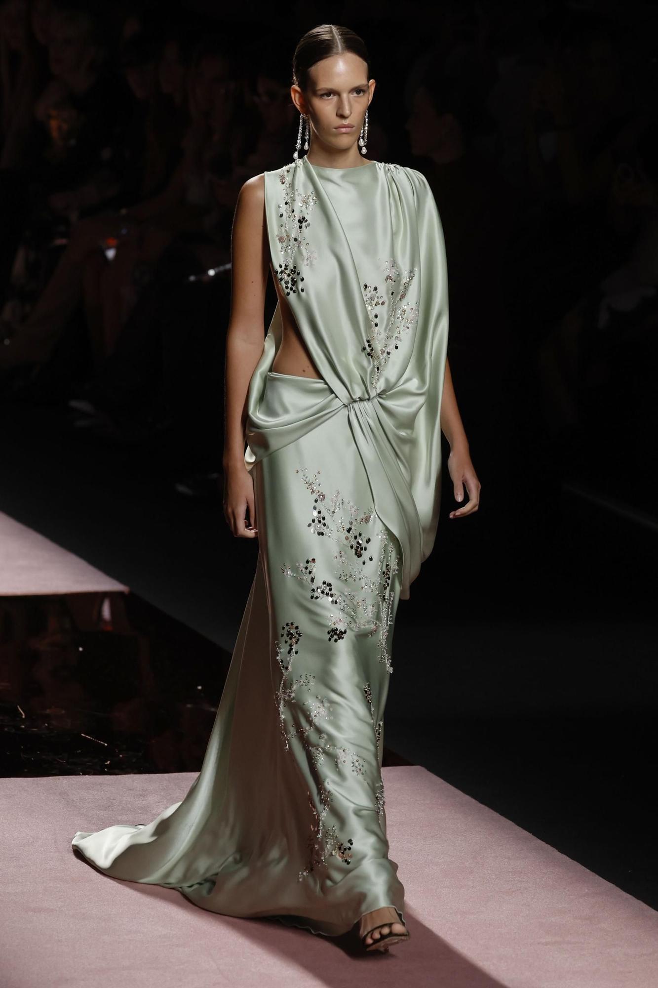 Isabel Sanchis tiñe de verde y rosa la pasarela madrileña