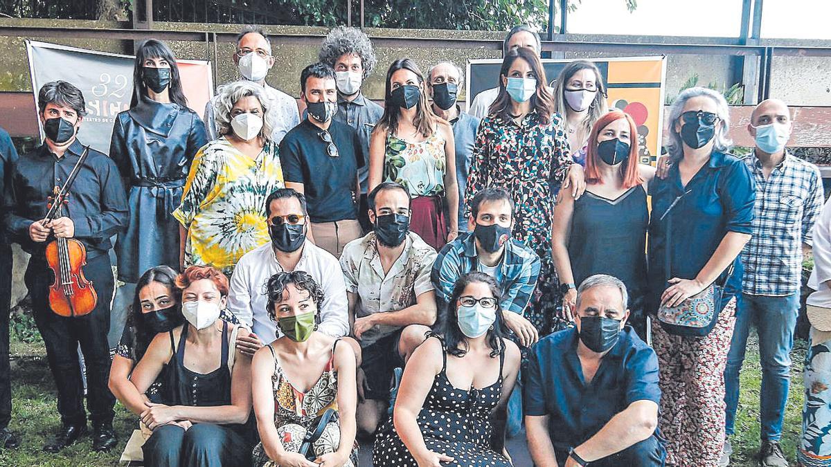 Fotografía de familia de la organización del festival y autoridades, este miércoles, en el Museo de Cáceres, en la presentación de la cita teatral.