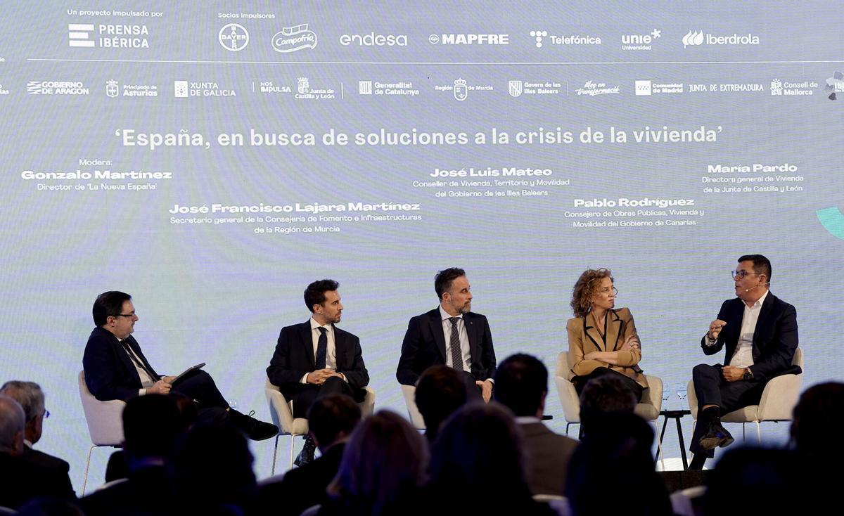 Mesa redonda: ‘España, en busca de soluciones a la crisis de la vivienda’. José Francisco Lajara Martínez, secretario General de la Consejería de Fomento e Infraestructuras; José Luis Mateo Hernández, conseller de Vivienda, Territorio y Movilidad del Gobierno de les Illes Balears; Pablo Rodríguez, consejero de Obras Públicas, Vivienda y Movilidad de Canarias; María Pardo, directora general de Vivienda de la Junta de Castilla y León. Modera: Gonzalo Martínez Peón, director de ‘La Nueva España’