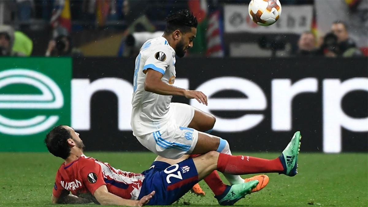 Juanfran, en acción durante el partido de este miércoles en Lyon