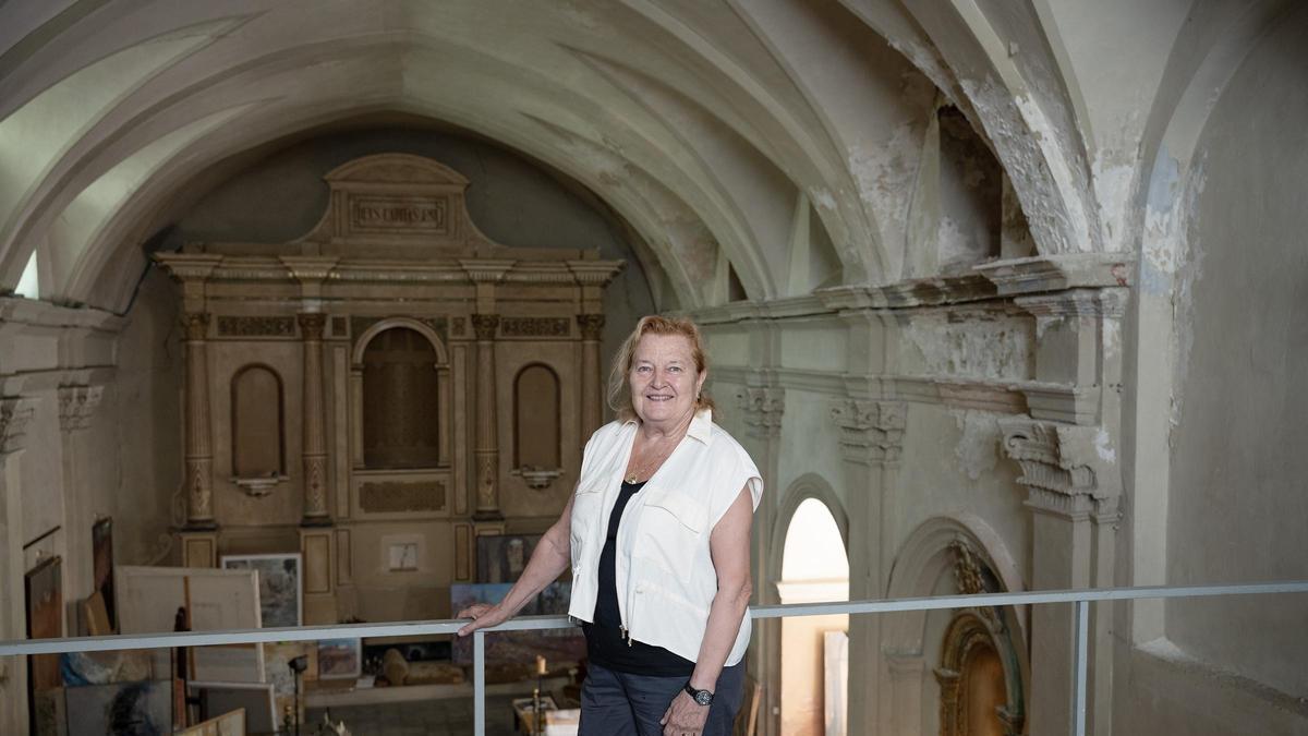 La pintora Glòria Muñoz a la part del cor de l'església de Sant Bartomeu on hi té el seu taller d'art des de fa més de tres dècades.