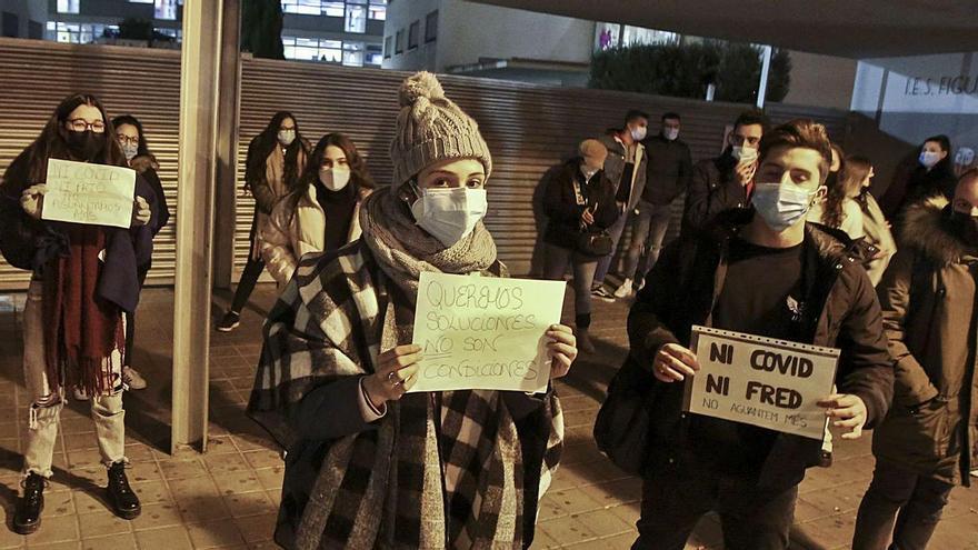 Alumnos del IES Figueras Pacheco de Alicante protestan por las condiciones en las aulas.