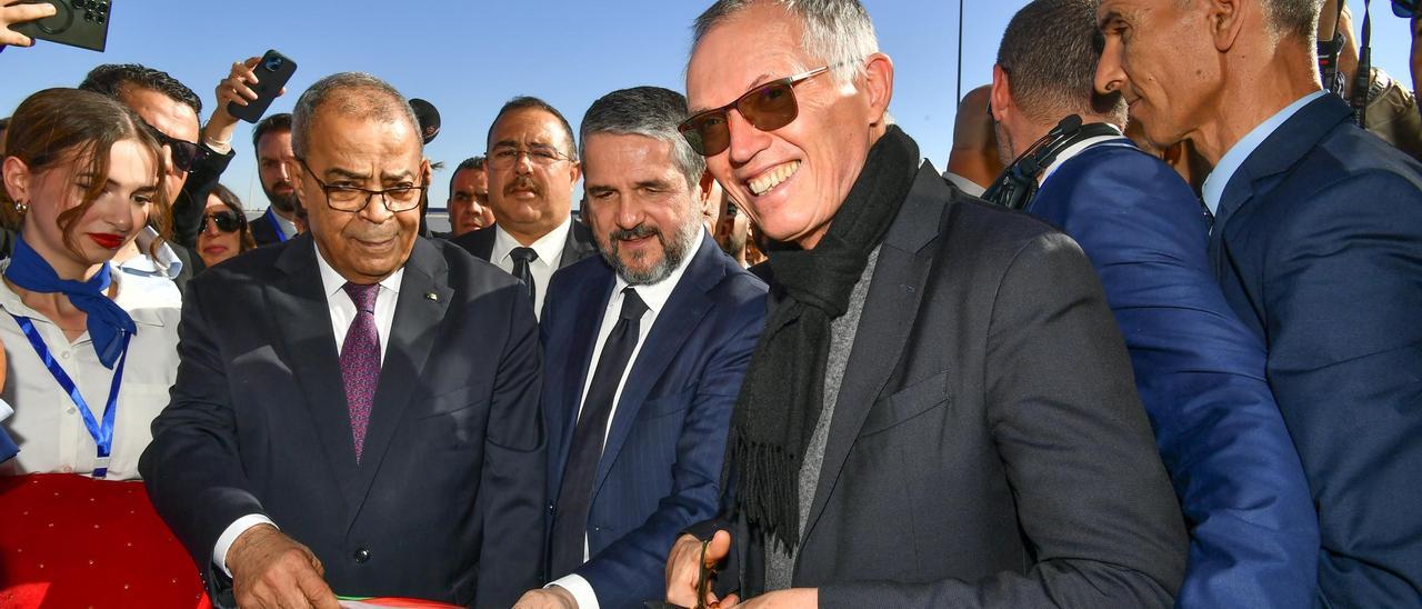 Carlos Tavares, durante el corte de cinta en la inauguración de la planta de Stellantis en Argelia