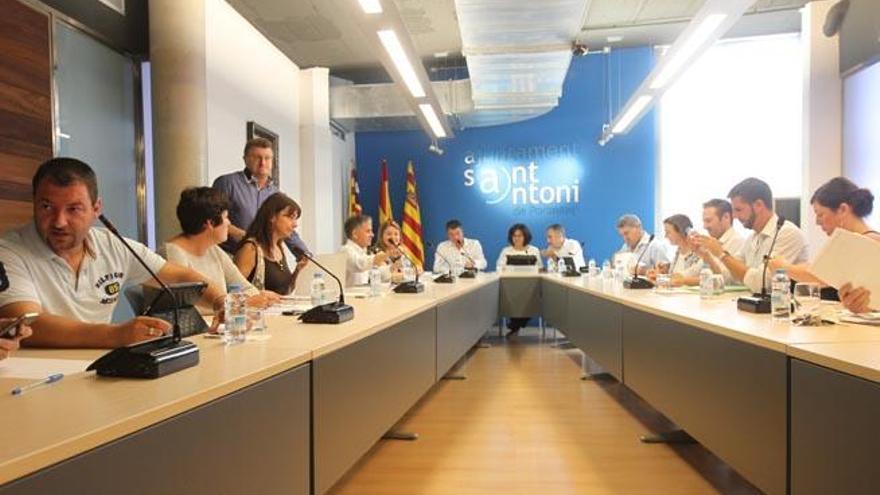 Sesión plenaria celebrada en el Ayuntamiento de Sant Antoni.