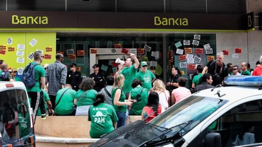Más de 150 personas bloquean una oficina de Bankia en Benidorm