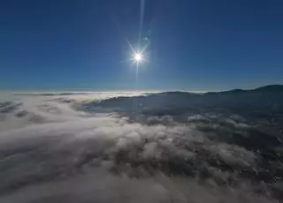 La niebla a vista de pájaro desde O Morrazo