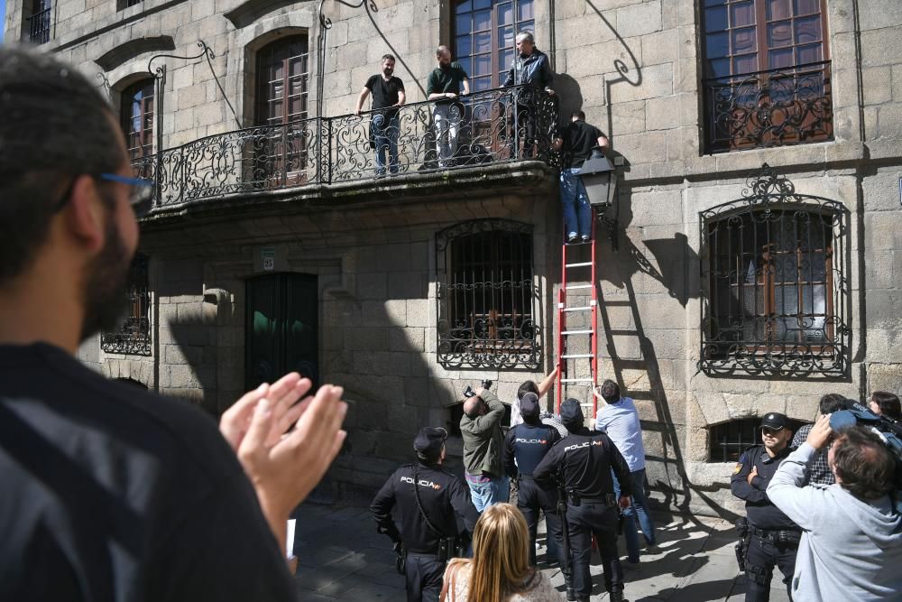 La pancarta 'Que nos devolvan o roubado' fue requisada por la Policía Nacional.