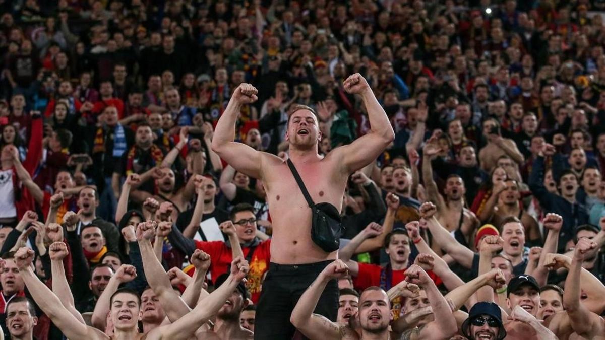 Aficionados del Sparta de Praga celebra la victoria contra el Lazio