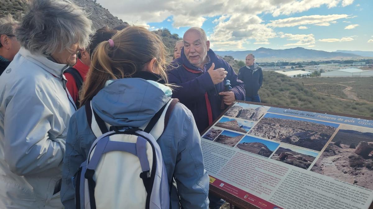 El catedrático, Mauro Hernández durante la visita guiada al Cabezo Redondo en Villena.