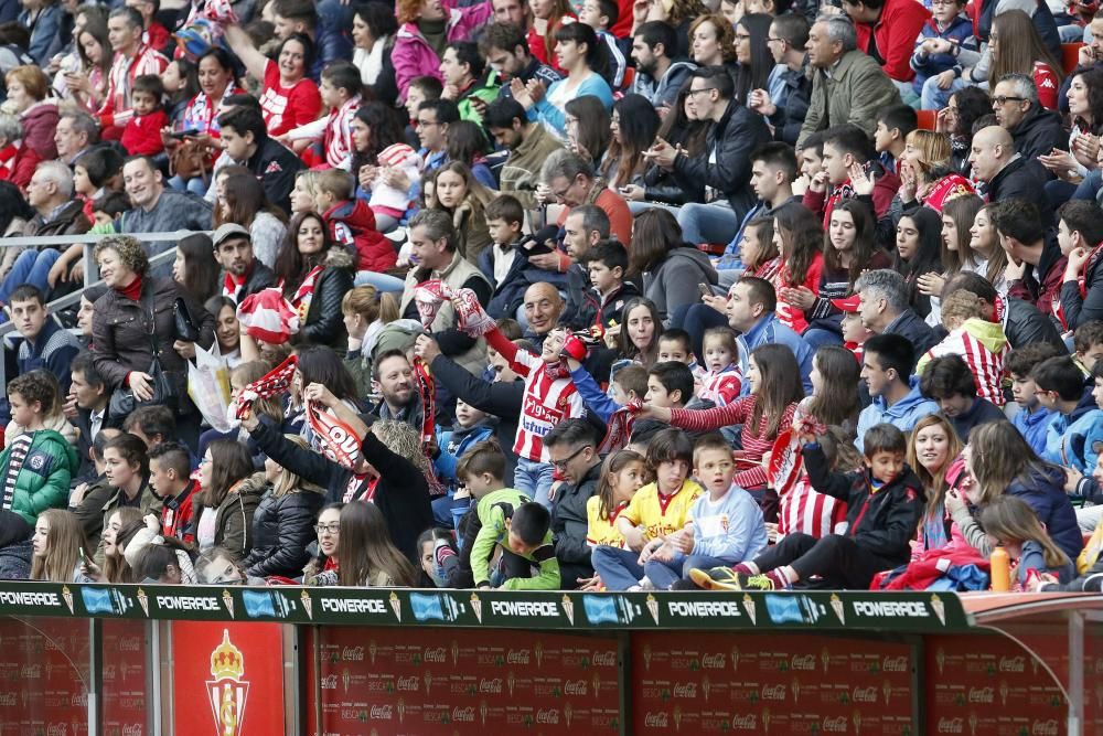 La afición arropa al Sporting en su último entrenamiento de la temporada