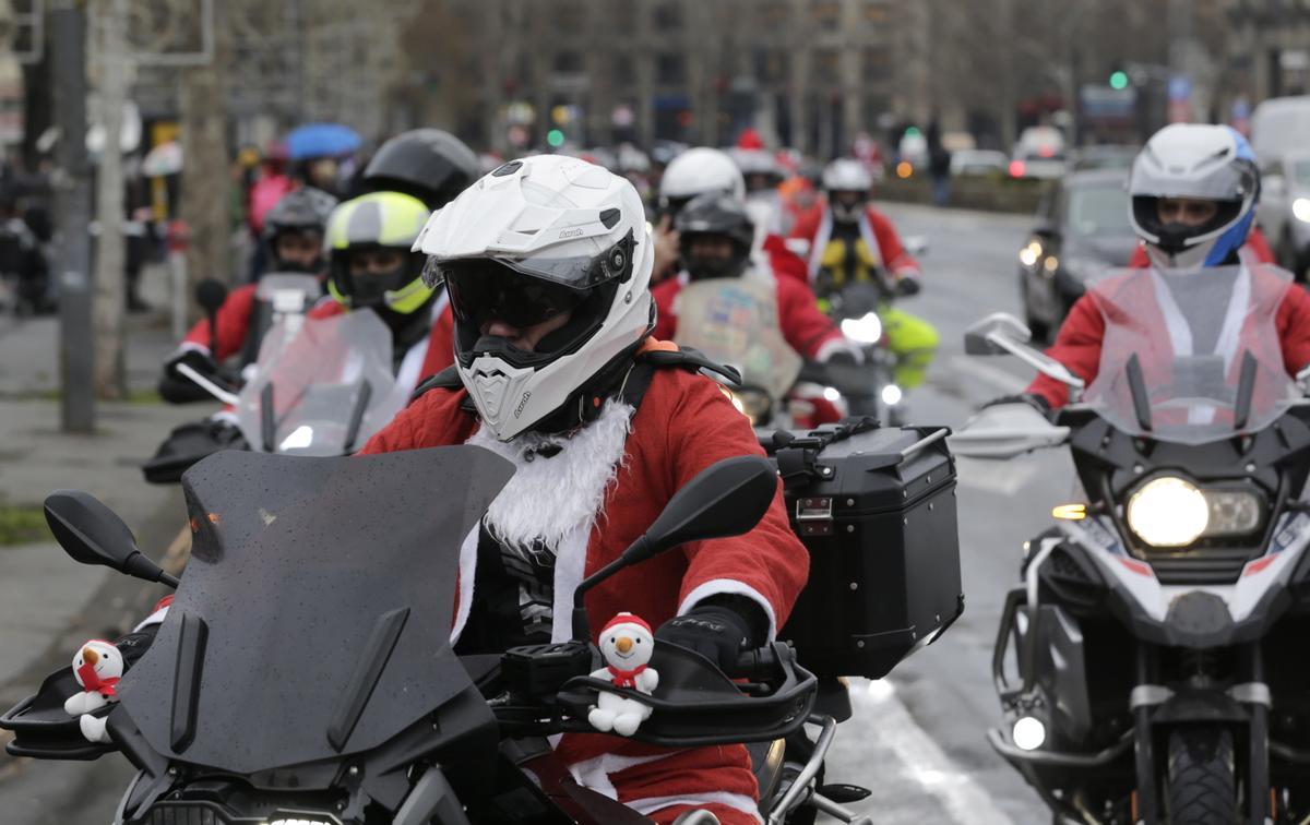 Papá Noeles moteros reparten regalos a los niños desfavorecidos en Belgrado