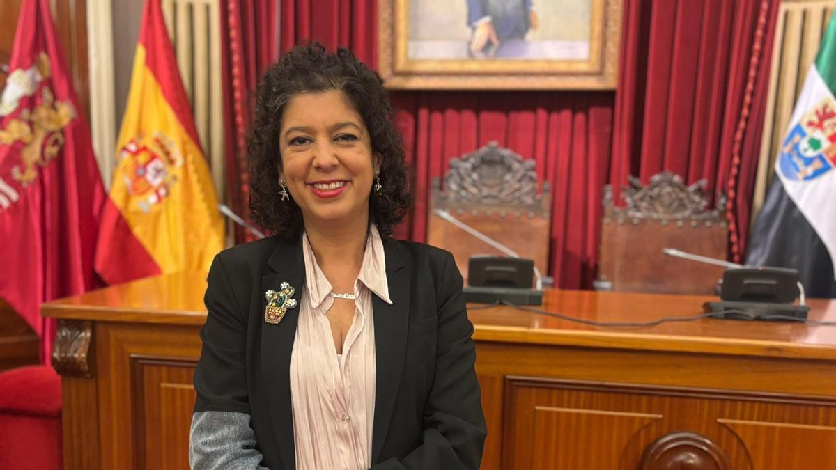 Silvia González, portavoz del PSOE en Badajoz, en el salón de plenos pacense.