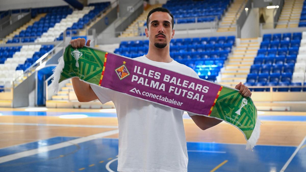 Manuel Piqueras posa con la bufanda del Palma Futsal en Son Moix.