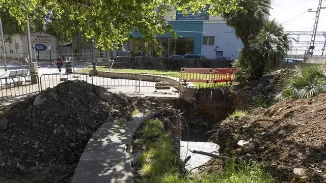 Las lluvias afloran de nuevo aguas fecales en la Plaça del País Valencià de Xàtiva