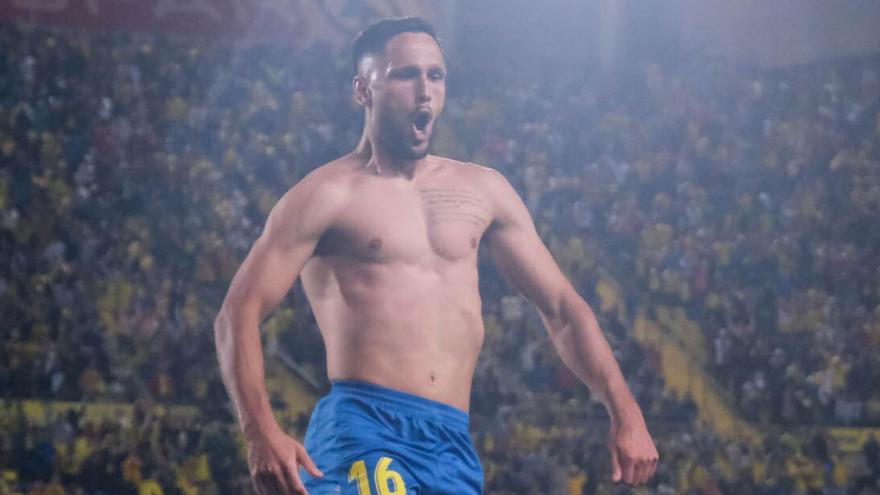 Florin Andone festeja su tanto al CD Tenerife, el pasado 26 de noviembre en el estadio de Gran Canaria.  | | JOSÉ CARLOS GUERRA