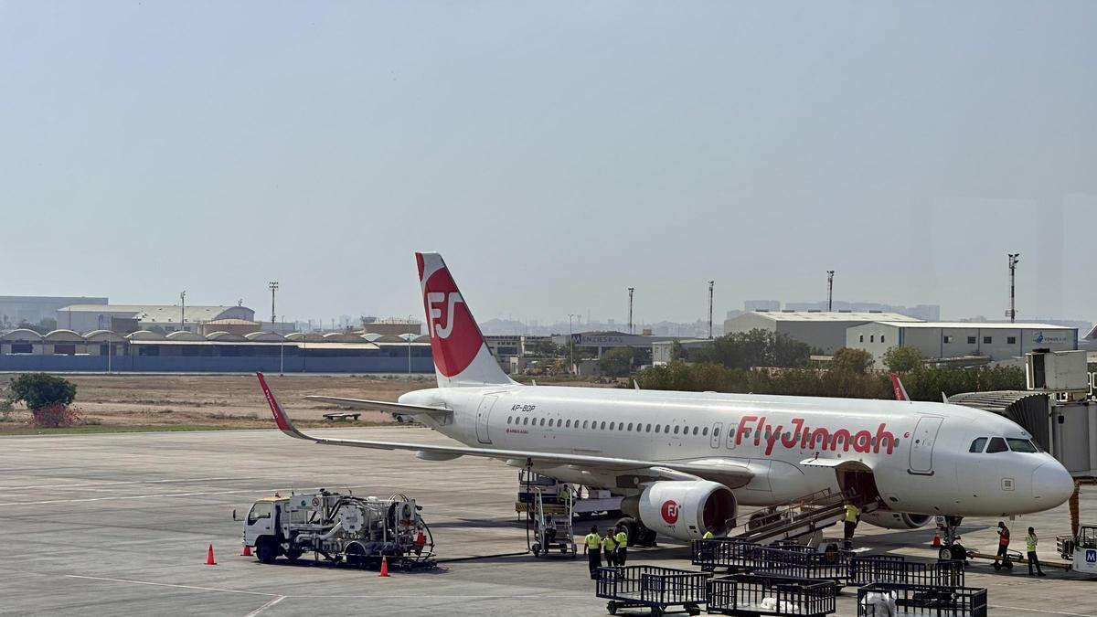 Los restos de un misil balístico caen en una zona residencial de Doha, Qatar