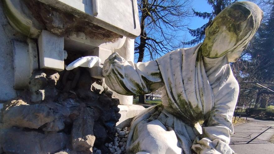 Una &quot;prótesis&quot; para &quot;La Carbonera&quot; de Sama: vecinos colocan una mano de escayola en el monumento, roto desde hace un año