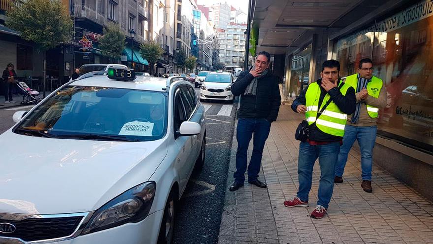 Los servicios mínimos en una parada de taxi de Vigo // A. Blanco