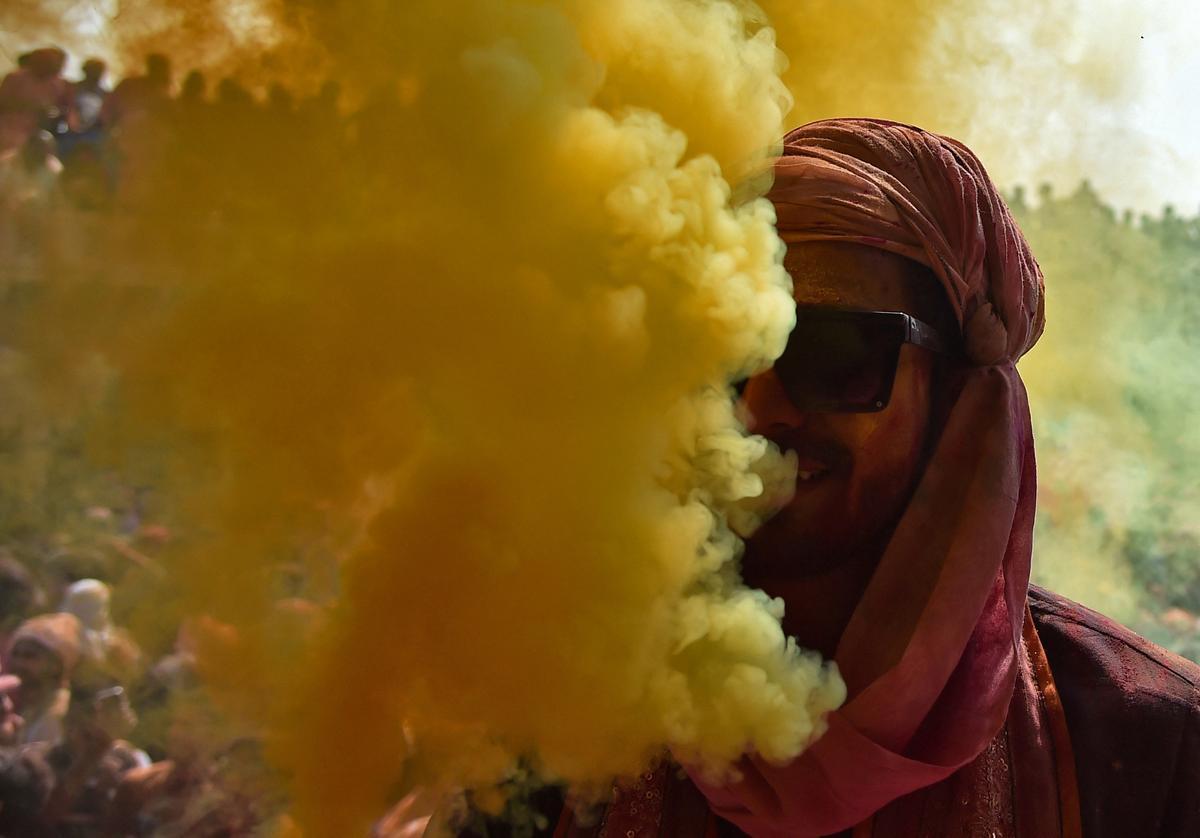 Los devotos hindúes participan en el festival religioso de Holi dentro de un templo en la aldea de Nandgaon, en el estado de Uttar Pradesh, India.