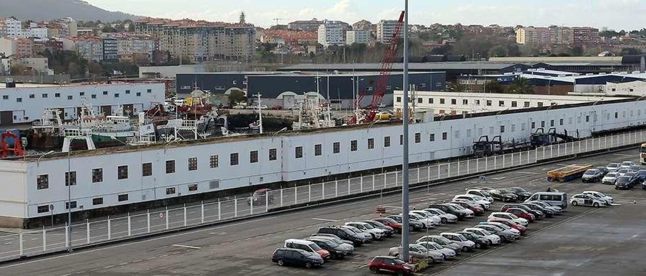 Vista de las edificaciones conocidas como las casetas de armadores de Bouzas que el Puerto derribará en los próximos meses. // Marta G. Brea