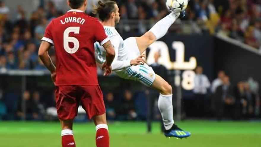 Bale en el momento de ejecutar la espectacular chilena que puso al Madrid por delante ante el Liverpool.